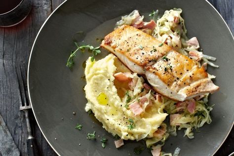 Pan-fried kingfish with cabbage and bacon Kingfish Recipe, Cheesy Croutons, Chicken And Cabbage, Cabbage And Bacon, Barbecue Recipes, Bacon Recipes, Steak Recipes, Juicing Recipes, Best Recipes