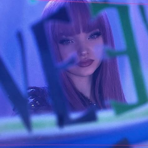 Mal Descendants 2, Mal Aesthetic, Purple Characters, Dove Cameron Descendants, Descendants Pictures, Mal Bertha, Mal Descendants, Disney Descendants Movie, Mal And Evie