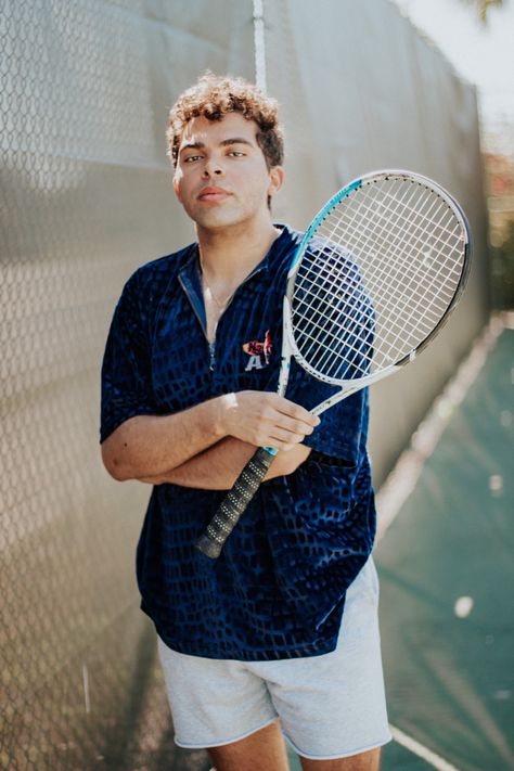 Tennis Court Photoshoot Men, Tennis Photoshoot Ideas Men, Photoshoot Ideas With Friends, Tennis Poses, Pose In Photos, Fun Photoshoot Ideas, Court Photoshoot, Summer Photoshoot Ideas, Tennis Court Photoshoot