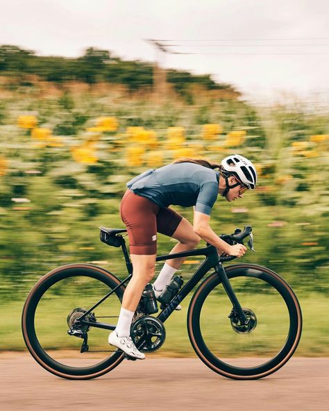 Cyclist Photoshoot, Road Bike Aesthetic, Cycling Photography Photo Ideas, Cycling Photography Women, Cyclist Aesthetic, Cycling Photoshoot, Velo Aesthetic, Road Cycling Photography, Biking Photography