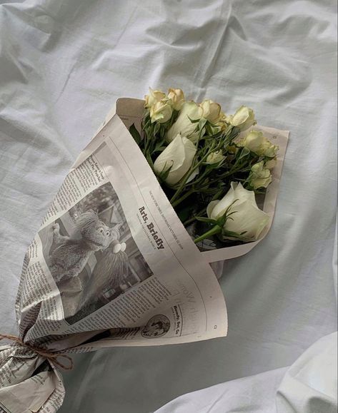 Newspaper Flowers, Flower Boquet, Money Flowers, Paper Bouquet, Nothing But Flowers, Flower Therapy, Classy Aesthetic, Diy Bouquet, Foto Ideas Instagram