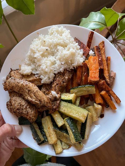 Healthy Dinner Inspo | grilled chicken, zuchinni spears, sweet potato fries, white rice Sweet Potato Fries Dinner, Healthy Dinner Easy, Health Meal Prep, Metabolism Foods, Healthy High Protein Meals, Healthy Supper, Healthy Food Dishes, Food Babe, Healthy Food Motivation