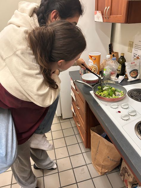 Cooking Club Aesthetic, Study Aesthetic Friends, Dorm Kitchen Aesthetic, Dormmates Aesthetic, College Roommates Aesthetic, College Life Photography, College Roomates Aesthetic, College Best Friends, Best Friend Roommate