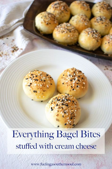 Mini Bagel Bites Recipe, Bagel Cream Cheese Bites, Healthy Mini Bagel Recipes, Mini Bagels And Cream Cheese, Easy Bagel Bites, How To Make Bagel Bites, Everything Bagel Bites With Cream Cheese, Stuffed Bagels With Cream Cheese, Home Made Bagel Bites