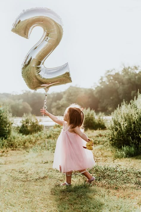 Outdoor Second Birthday Photoshoot, Photoshoot For 2nd Birthday, 2nd Birthday Party Photoshoot Ideas, Second Birthday Balloons, 2 Yr Birthday Photoshoot, 2 Yo Birthday Photoshoot, Second Bday Photoshoot, Baby Girl Second Birthday Photoshooting Ideas, 2 Year Milestone Photography