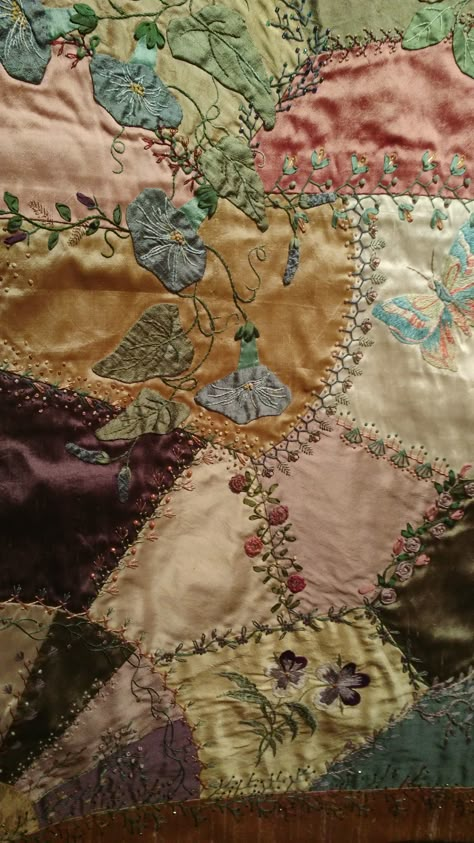 Appliqué Cool Quilts, Quilt Aesthetic, Patchwork Aesthetic, Crazy Quilt Tutorials, Crazy Quilts Patterns, Crazy Quilt Stitches, Crazy Quilt Blocks, Crazy Patchwork, Crazy Quilting