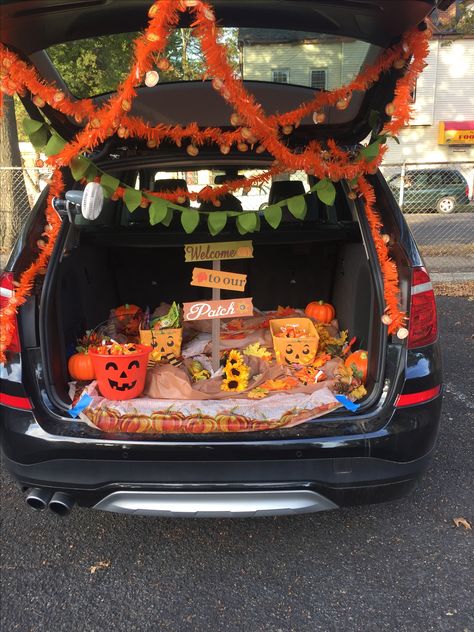 Trunk or Treat - Pumpkin Patch Theme. Found it all at the Dollar Tree. Pumpkin Patch Trunk Or Treat, Pumpkin Trunk Or Treat, Pumpkin Patch Theme, Diy Outdoor Halloween Decor, Costume Halloween Diy, Cheap Halloween Decor, Trunker Treat Ideas, Diy Gift Bow, Pumpkin Patch Kids