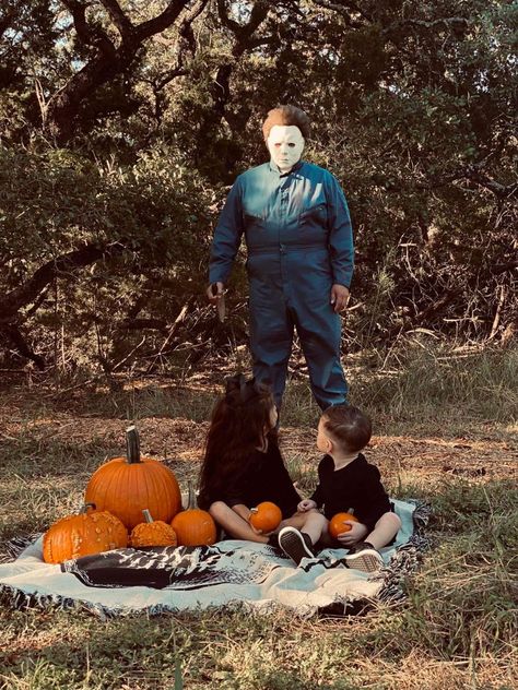 Halloween Family Portrait Ideas, Halloween Theme Family Photos, Halloween Tea Party Photoshoot, Halloween Sibling Photoshoot, Spooky Photoshoot Ideas Family, Family Spooky Photoshoot, October Photoshoot Ideas Family, Halloween Family Photoshoot Ideas, Sibling Halloween Photoshoot