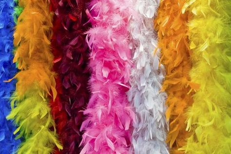 Multi-colored feather boas. Diy Crafts Christmas, Feather Fashion, Artificial Birds, Feather Headpiece, Rooster Feathers, Feather Decor, Dress With Shawl, Pheasant Feathers, Turkey Feathers