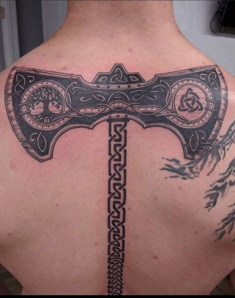 This axe runs the full length of his spine..ouch! Viking Spine Tattoo, Battle Axes Viking Tattoo, Celtic Spine Tattoo, Spine Tattoo Men, Viking Helmet Tattoo, Sandman Tattoo, Nordic Tattoos, Machado Viking, Viking Warrior Tattoos