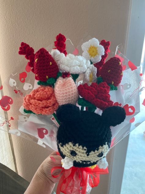 Crochet flowers with mini Mickey Crochet Bouquet, Aesthetic Crochet, Room Stuff, Mini Mouse, Crochet Flower Tutorial, Crochet Diy, Crochet Flower, Flower Tutorial, Floral Bouquets