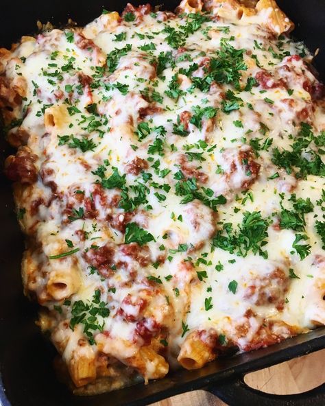 Oven Baked Ziti, Camp Cooking Recipes, Dutch Oven Camping Recipes, Ziti Recipe, Skillet Dinner Recipes, Baked Ziti Recipe, Italian Living, Dutch Oven Cooking, Dutch Oven Recipes