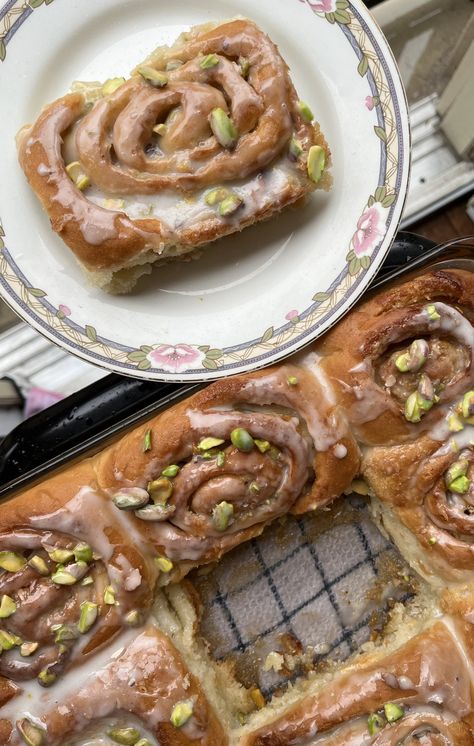 Sticky Pistachio Buns — Toronto's Finest Food Inc, Bun In The Oven, Food Charts, Sticky Buns, Sweet Rolls, My Favorite Recipes, Cookies Ingredients, Test Kitchen, Glass Dishes