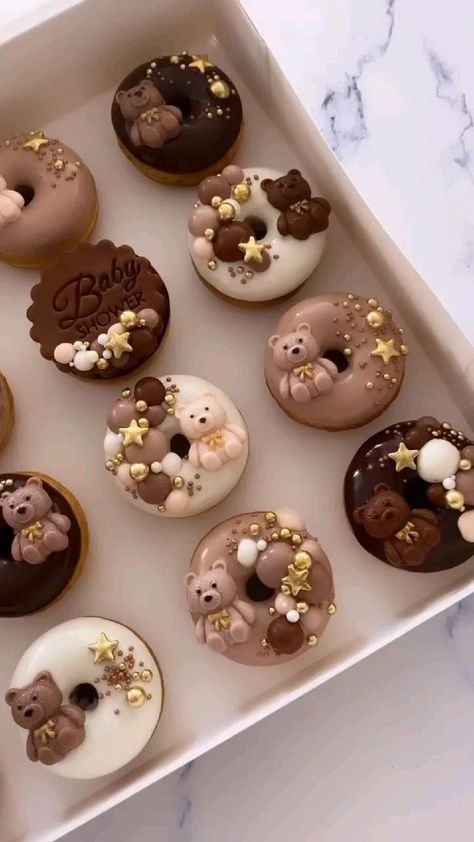 Mini Donut Recipes, Creative Cake Designs, Fancy Donuts, Donut Decorating Ideas, Kue Macaroon, Baby Shower Cake Ideas, Donut Ideas, Donuts Gourmet, Idee Babyshower