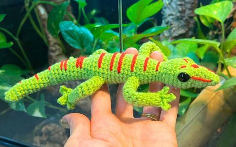 Free Giant Day Gecko Crochet Pattern Crochet Gecko, Giant Day Gecko, Gecko Pattern, Day Gecko, Monkey Pattern, Easy Crochet Hat, Crochet Mouse, Crochet Dragon, Red Yarn