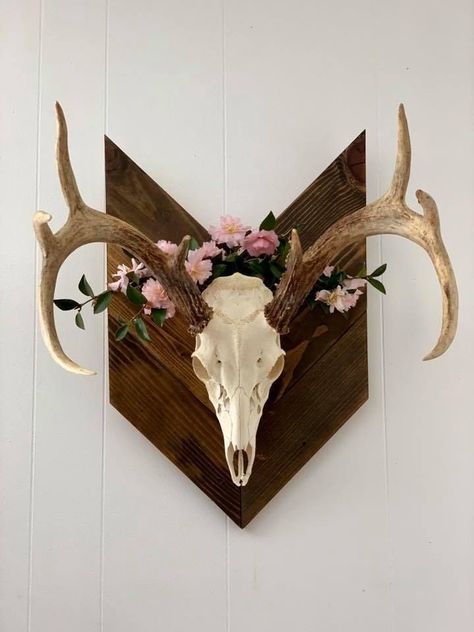 Deer Mount Decor, Quirky Interior, Deer Skull Decor, Deer Mount Ideas, Deer Hunting Decor, Deer Skull Mount, Deer Head Decor, Rustic Style Furniture, Deer Antler Crafts