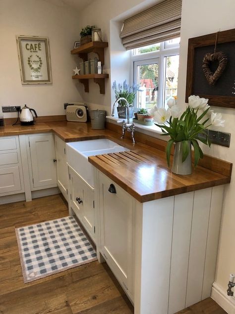 11 reasons why you should invest in wooden kitchen worktops Wooden Counter Tops, Country Cottage Kitchen, Cottage Style Kitchen, Country Kitchen Designs, Wooden Counter, Interiors Kitchen, Country Cottage Style, Kitchen Remodel Inspiration, Cottage Kitchens