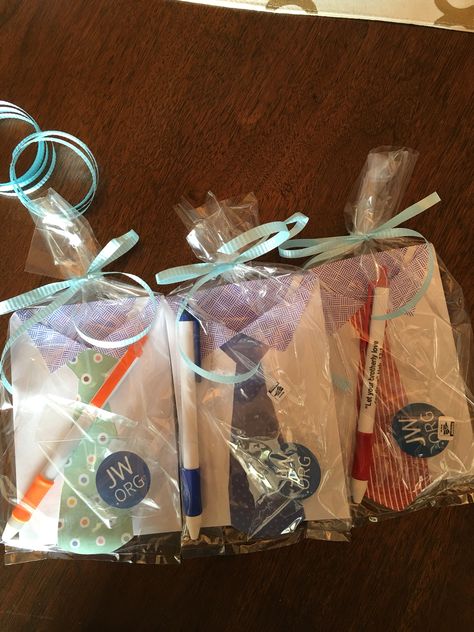 Gift bags for JW elders. Jw Pioneer Gifts Ideas, Jw Pioneer Gifts Ideas Diy, Elder Gift Idea, Congregation Gifts, Caleb Y Sophia, Pioneer School Gifts Jw, Jehovah Witness Gifts, Elderly Gift, Jw Convention Gifts