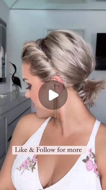 Short Hair Updo Tutorial, Curly Hair Drawing, Curly Hair Styles Easy, Curly Hair Inspiration, Short Hair Over 60, Short Hair Styles For Round Faces, Short Hair Balayage, Short Hair Updo, Short Hair With Bangs