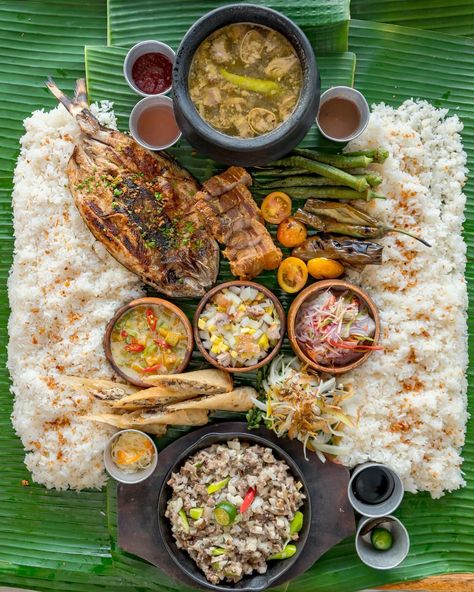 Filipino Party Aesthetic, Pinoy Breakfast Platter, Filipino Breakfast Platter, Filipino Breakfast Aesthetic, Pinoy Breakfast Ideas, Bilao Food Ideas, Filipino Food Party, Filipino Breakfast, Food Set Up