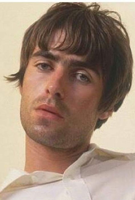 Liam Gallagher Haircuts - List of Hairstyles of English singer and songwriter - Men's Hairstyles & Haircut X [NEW 2020] Liam Gallagher Haircut 90s, Britpop Haircut, 90s Mod Haircut, Oasis Haircut, 90s Haircut Men Medium, Liam Gallagher Haircut, 60s Hairstyles Men, 90s Haircut Men, Short Buzzed Hair