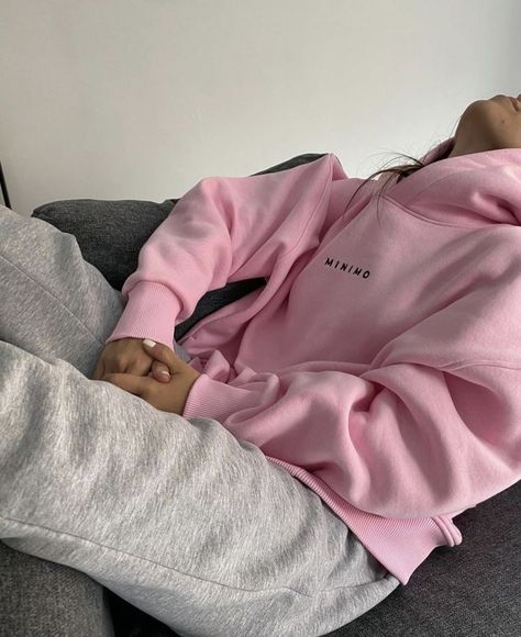 Pink Sweatshirt Outfit, Slip Dress Street Style, How To Style Sweatpants, Hoddies Outfits, Cozy Sweatpants Outfits, Cool Sweatpants, Sweatpants Outfit Ideas, Cute Sporty Outfits, Sweatpants Outfits