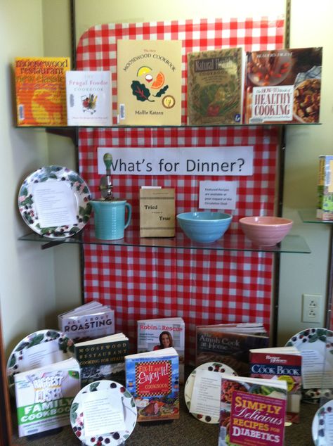 Library Cooking/Cookbook display Cookbook Library Display, Library Display Case Ideas, School Display Case, Cookbook Display, Cookbook Library, Cool Library, Passive Programming, Food Bulletin Boards, Book Nook Ideas