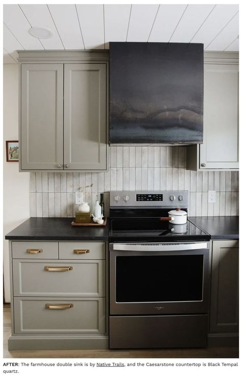 Farmhouse Kitchen With Dark Countertops, Grey Kitchen Black Countertop, Greige Kitchen Cabinets Black Countertop, Cabinet Colors With Dark Countertops, Dark Kitchen Countertops Ideas, Small Kitchen Dark Countertops, Kitchen Ideas Dark Countertops, Dark Grey Countertops Kitchen, Kitchen Grey Countertops