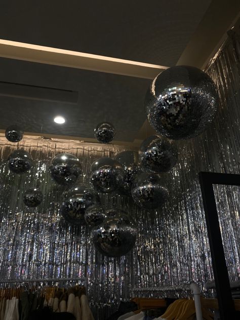 Mirror Ball Balloons, Black And Silver Theme Party Decoration, House Of Balloons Party Theme, Black White And Silver Party Decorations, Mirror Ball Birthday, House Of Balloons Party, House Of Balloons Aesthetic, Silver Party Theme, Semi Formal Themes