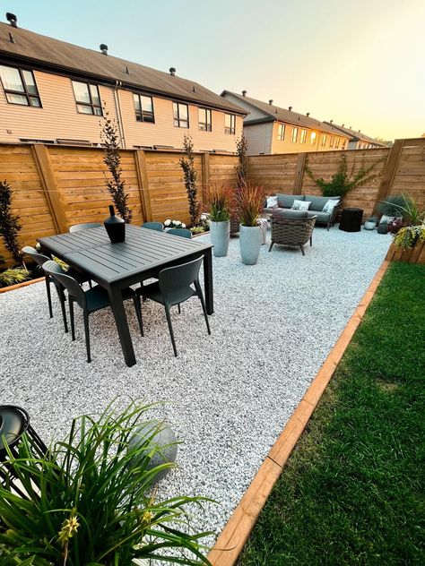 Pea Gravel And Grass Backyard, Gravel Bed Landscaping, Gravel Courtyard Ideas, Diy Gravel Backyard Ideas, Gravel Patio Area, Gravel Backyard Landscaping, Backyard Gravel Landscaping, Pea Gravel Landscaping, Gravel Backyard Ideas