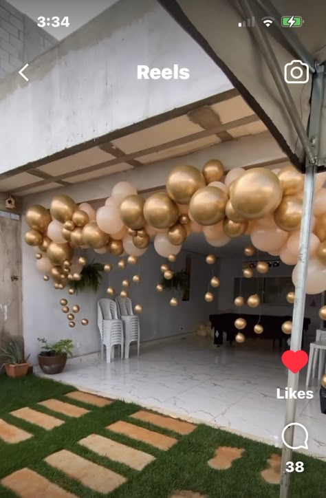 Staggered Balloons, 50th Anniversary Backdrop Ideas, Prom Decoration Ideas For Home Outside, Balloons On Ceiling Party Ideas, Balloon Hallway, Decorate Garage For Party, 50th Bday Decoration Ideas, Garage Birthday Party Ideas, Garage Party Ideas