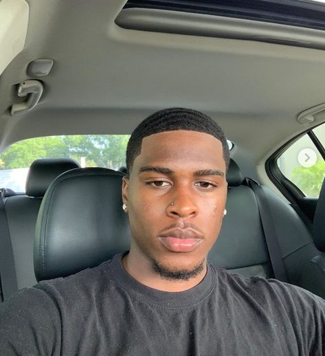 Temp Fade Haircut, Waves Hairstyle Men, Afro Hairstyles Men, Black Hair Cuts, Black Men Haircuts, Dark Skin Boys, Dark Skin Men, Dark Men, Black Men Hairstyles