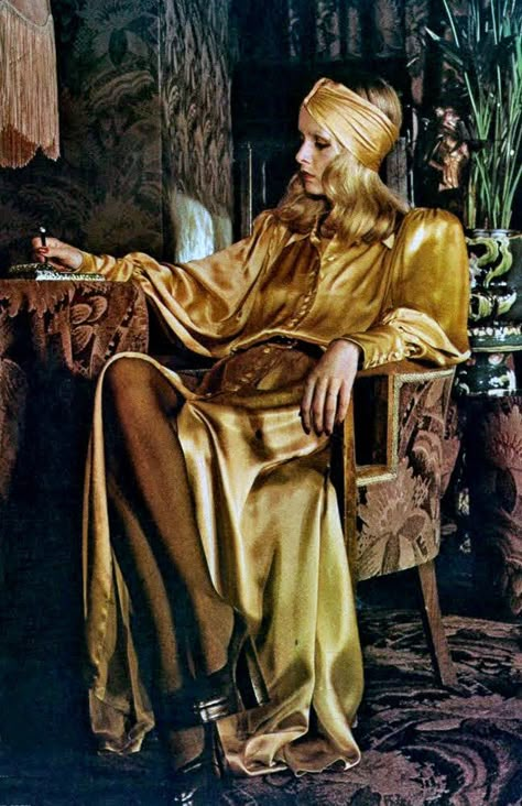 Head to toe gold lame'. Moda Disco, Twiggy Lawson, Biba Fashion, Barbara Hulanicki, 70s Mode, Colleen Corby, Glamour Decor, Jean Shrimpton, Mode Editorials