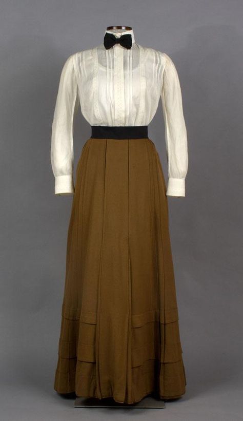 Fashion's Changing Silhouettes | WNPR News. Skirt: approximately 1900 Shirtwaist: approximately 1910 1900 Fashion, 1900s Fashion, 1910s Fashion, Edwardian Dress, 20th Century Fashion, Look Retro, Paris Mode, Retro Pin Up, Victorian Clothing