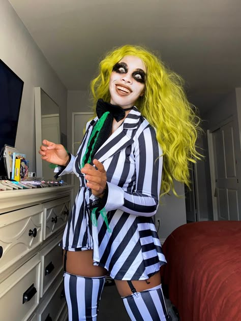 Beetlejuice Costume Diy, Best Female Halloween Costumes, Beetlejuice Halloween Costume, Most Popular Halloween Costumes, Beetlejuice Costume, Popular Halloween Costumes, Beetlejuice Halloween, Beetle Juice, Holloween Costume