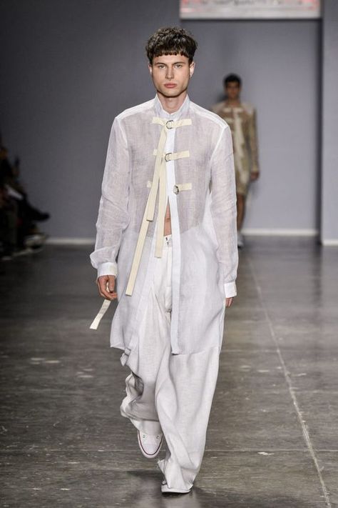 Sao Paulo Fashion, Gender Neutral Fashion, Sweater Vest Outfit, High Fashion Men, Genderless Fashion, White Clothes, Best Mens Fashion, White Outfit, Chic Sweaters