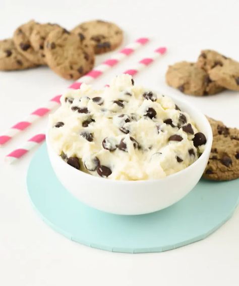 Keto cannoli dip is a creamy, sweet ricotta mascarpone dip full of sugar-free chocolate chips and perfect keto snack to fix your sweet cravings. It's a guilt-free keto sweet snack ready in 15 minutes and with only 2 g net carb serve. Cannoli Cream Recipe, Mascarpone Dip, Keto Cannoli, Keto Sweet Snacks, Keto Pastry, Carb Cycle, Sweet Ricotta, Keto Dips, Cannoli Dip