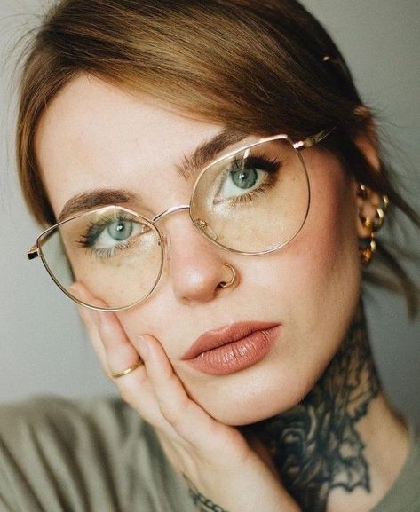 Frames For Round Faces, Glasses Women Fashion Eyeglasses, Glasses For Round Faces, Cute Glasses Frames, Classy Glasses, Glasses Outfit, Fancy Glasses, Glasses Inspiration, Glasses Trends