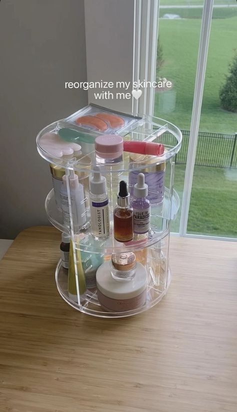 Hair Items Organization, Cute Makeup Organization Ideas, Rotating Makeup Organizer Aesthetic, Make Up Stand Ideas, Makeup Storage Ideas Bedroom, Rotating Skincare Organizer, Skin Care Corner, Spinny Organizer, Rak Kosmetik Aesthetic