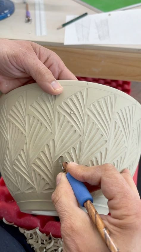 Pottery Carving Patterns, Pottery Surface Decoration Techniques, Carved Designs On Pottery, Slip Carving Pottery, Scrifito Ceramics, Pottery Carving Designs, Sgraffito Pottery Ideas, Scrifito Pottery, Ceramics Carving Ideas