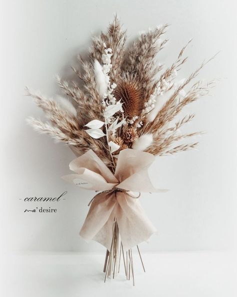 Art Floral Japonais, Dried Flower Bouquet Wedding, Wedding Bucket, Dried Flowers Wedding, Boho Wedding Flowers, Dried Bouquet, Hand Bouquet, Flowers Bouquet Gift, Bouquet Arrangements