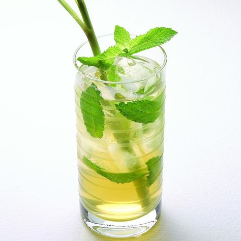 Iced Mint Green Tea Iced Green Tea Recipe, Green Tea Recipes, Iced Green Tea, Dessert Smoothie, Tropical Green, Healthy Eating For Kids, Best Breakfast Recipes, Adult Beverages, Drinks Alcohol Recipes