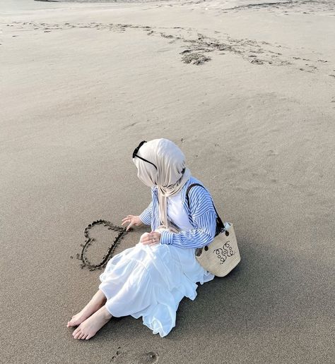 Outfit Hijab Pantai, Outfit Mantai, Beach Hijab Outfit Ideas, Beach Outfit Hijab, Style For Hijab, Ootd Hijab Pantai, Korean Style Hijab, Beach Hijab, Style Foto