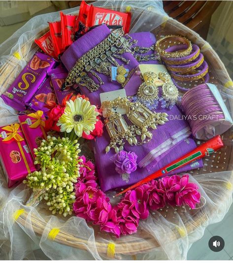 Navratri Pooja, Bridal Shower Props, Handmade Hamper, Adorable Aesthetic, Big Gift Boxes, Wedding Gift Hampers, Creative Gift Baskets, Dress Styling, Bridal Gift Wrapping Ideas