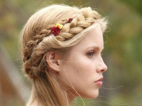 How Attractive Would You Be In Medieval Times? : Fair Maiden. Boho Makeup, Medieval Hairstyles, Gorgeous Braids, Flowers In Her Hair, Half Updo, Goddess Braids, Hairstyles For School, About Hair, Hair Dos