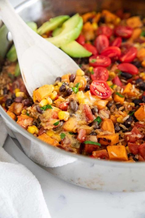 These one pot sweet potato bowls are an easy vegetarian meal option that's ready in just 30 minutes! Loaded with diced sweet potatoes, black beans, corn, rice and seasonings, this delicious dinner packs a punch of flavor. Green Chicken Enchilada Casserole, Diced Sweet Potatoes, Potato Bowl Recipe, Easy Taco Salad Recipe, Potato Bowls, Sweet Potato Rice, Sweet Potato Dinner, Corn Rice, Sweet Potato Bowls