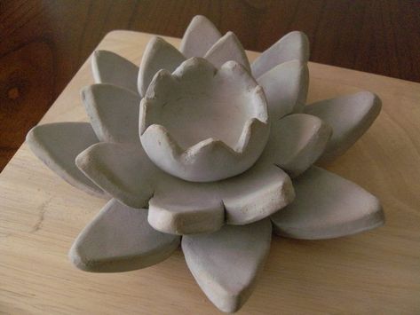 Flower Sculpture, Diy Air Dry Clay, Sculpture Art Clay, Clay Diy Projects, Pottery Handbuilding, Tanah Liat, Clay Crafts Air Dry, Keramik Design, Clay Flower