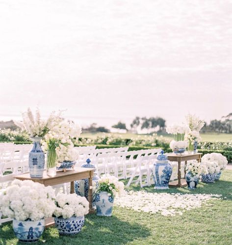 Blue Willow Wedding, Chinoiserie Vases, Chinoiserie Wedding, Blue White Weddings, Martha Weddings, Aisle Flowers, Hydrangeas Wedding, Boda Mexicana, Blue Themed Wedding