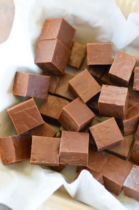 Milk Chocolate Fudge - What the Fork Homemade Chocolate Fudge, Best Fudge Recipe, Milk Chocolate Fudge, Fudge Recipes Chocolate, Postre Keto, Fudge Recipes Easy, Desserts Vegan, Fudge Easy, Fudge Recipe