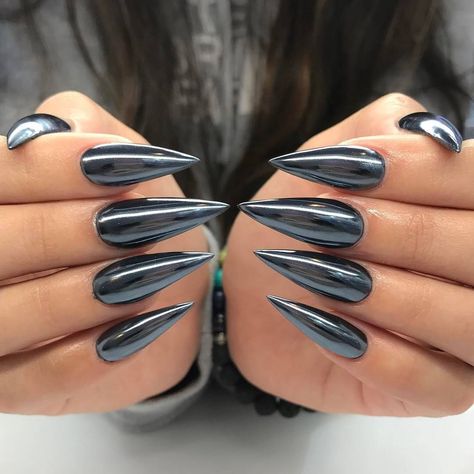 Perfect gunmetal stilettos by @jadetangtheartist featuring our Magic White Chrome Powder 😍 Shop for our chrome powder collection at DailyCharme.com! Acrylic Nails Chrome, Black Chrome Nails, Maquillage On Fleek, Glitter Stilettos, Nails Chrome, Chrome Nail Art, Stiletto Nail Art, Black Nail Polish, Goth Nails